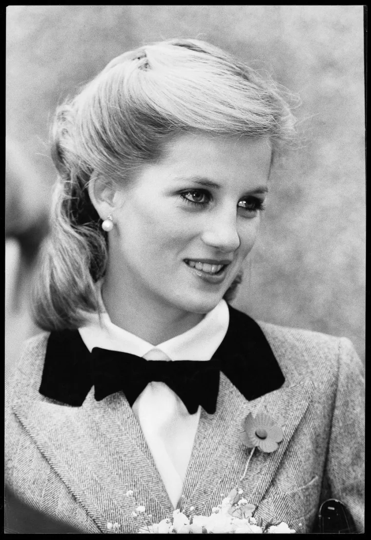 U 32 pisma i čestitki, koje je Diana napisala i poslala prijateljima između 1995. i 1996. godine, govori o tome koliko žali zbog razvoda od princa Charlesa, o osjećaju izoliranosti i strahovima da joj se prisluškuje telefon.
