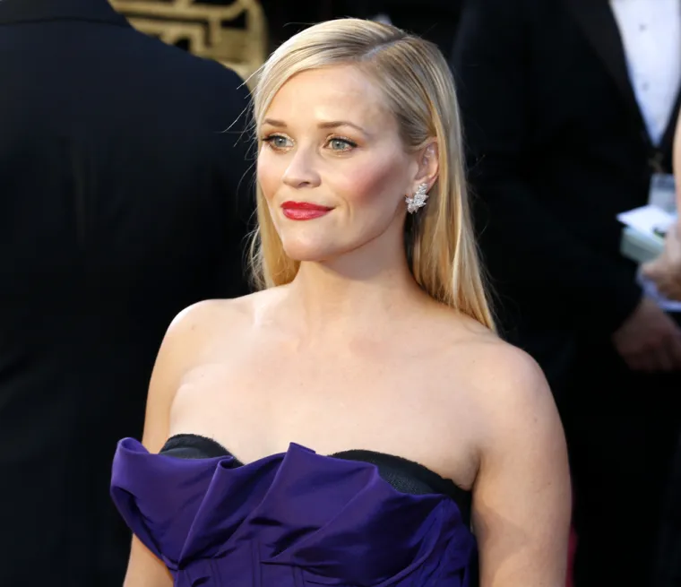 U emotivnom intervjuu s Oprah Winfrey, glumica Reese Witherspoon otkrila je da je u mladosti bila upletena u emocionalno nasilnu vezu. Kad ju je njezin kolega iz &quot;Wrinkle In Timea&quot; pitao koja je najteža odluka koju je ikad donijela, Reese je odgovorila: &quot;Da napustim nasilnu vezu&quot;. Ne otkrivajući previše informacija, Reese je rekla da je uspjela smoći hrabrosti da napokon ode. &quot;Moj se mozak promijenio i znala sam da će biti jako teško, ali jednostavno nisam mogla dalje&quot;, rekla je. &quot;Danas san druga osoba. Promijenila sam se iz korijena, zauzela sam se za sebe&quot;, dodala je Witherspoon.