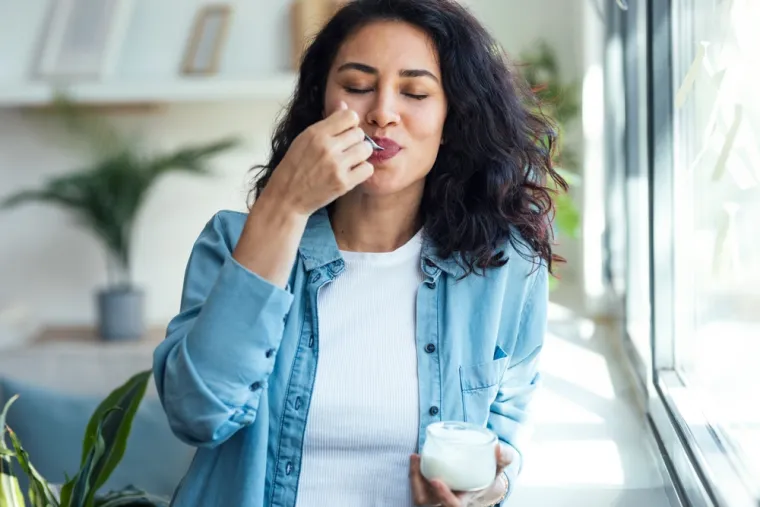 21. Jogurt s probioticima: Jogurt s aktivnim kulturama probiotika pomaže u obnavljanju ravnoteže dobrih bakterija u crijevima. To može skratiti trajanje proljeva i poboljšati opće zdravlje probavnog sustava.