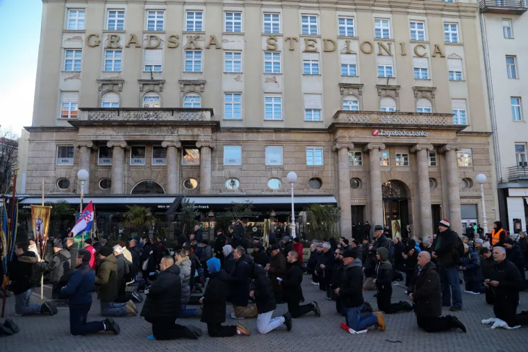 Pogledajte kako muškarci mole i kleče po trgovima hrvatskih gradova