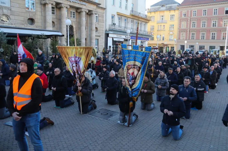 Pogledajte kako muškarci mole i kleče po trgovima hrvatskih gradova