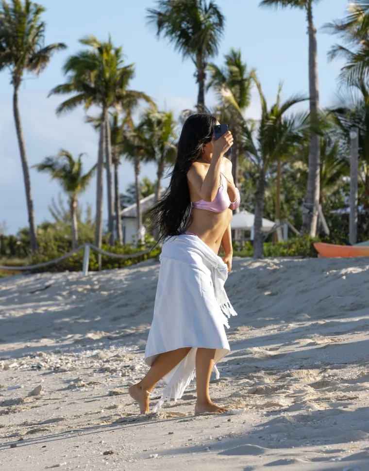 Kylie Jenner se ispod tuša hladila u oskudnom bikiniju, a pogledajte tko joj je pravio društvo
