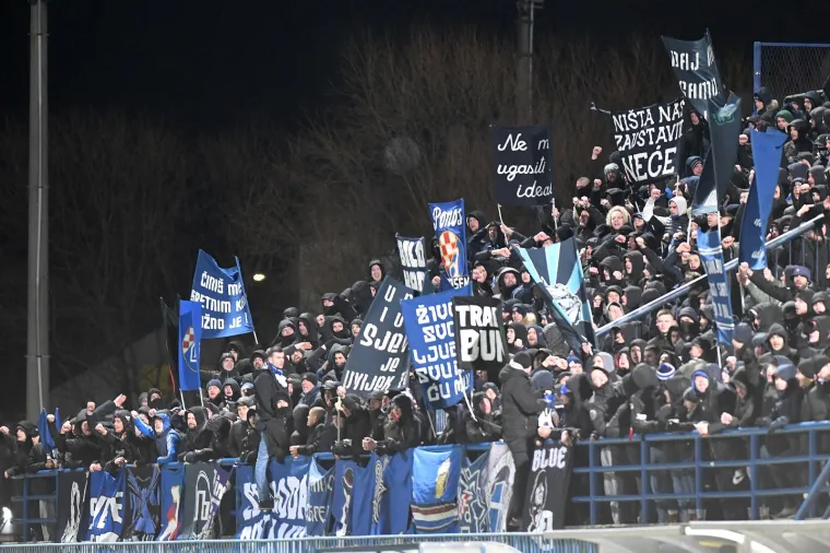 NAVIJAČKA GALERIJA Torcida priredila spektakl u Jadranskom derbiju, a Boysi poslali poruke