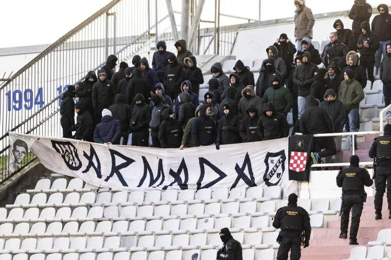 NAVIJAČKA GALERIJA Torcida priredila spektakl u Jadranskom derbiju, a Boysi poslali poruke