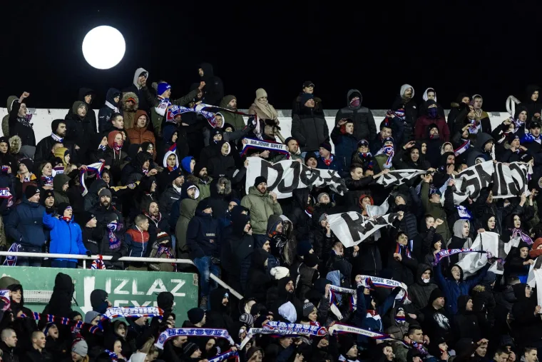 NAVIJAČKA GALERIJA Torcida priredila spektakl u Jadranskom derbiju, a Boysi poslali poruke