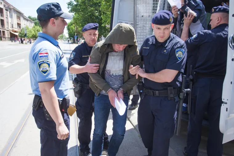 OVO SU LJUDI OSUMNJIČENI ZA PALJENJE KUĆE BIVŠEG DRŽAVNOG ODVJETNIKA: Vođa Čepinske skupine sa suradnicima priveden na sud