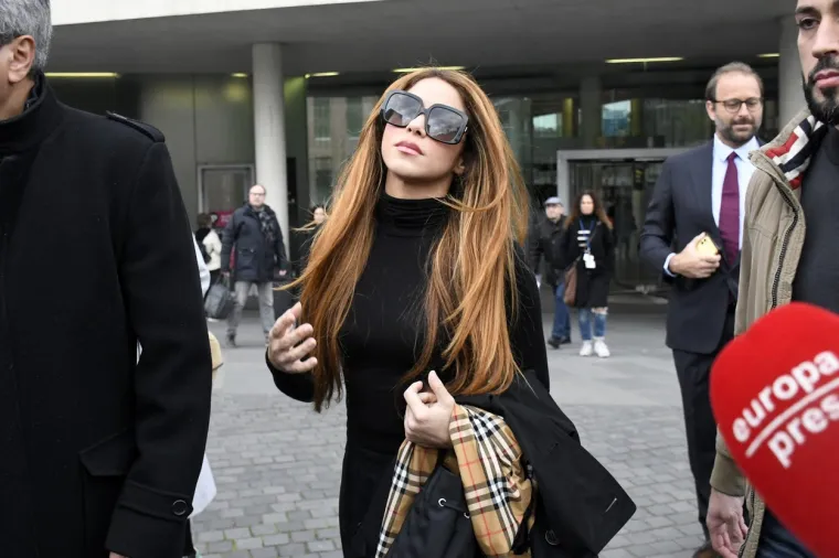 Drugi tabloid, Telesinco, piše da nogometaševi roditelje ne žele više trpjeti smicalice bivše snahe te da razmatraju mogućnost odlaska iz luksuzne vile u Barceloni u kojoj stanuju godinama.