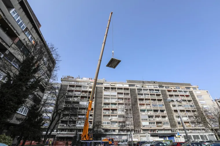 STANOVNICI MORNARSKE ZGRADE U ZAGREBU MOGU MIRNO SPAVATI: Skinuta posljednja ploča nadstrešnice stradale u potresu