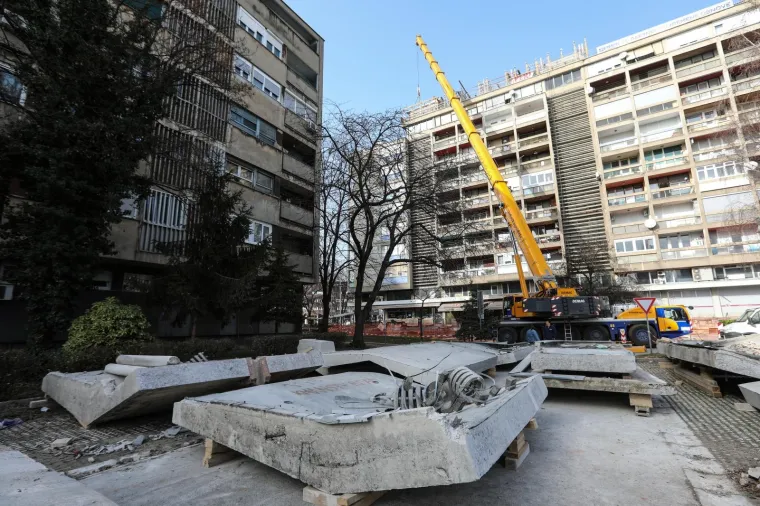STANOVNICI MORNARSKE ZGRADE U ZAGREBU MOGU MIRNO SPAVATI: Skinuta posljednja ploča nadstrešnice stradale u potresu