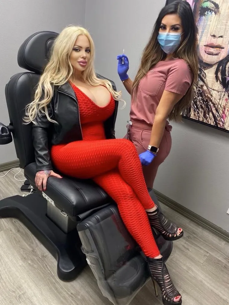 Lorena Fabiana Colotta, koja se na društvenim mrežama predstavlja kao Sabrina Sabrok, ovoga će mjeseca napuniti 50 godina, ali izgleda barem 20 godina mlađe nakon što je više puta otišla pod nož.