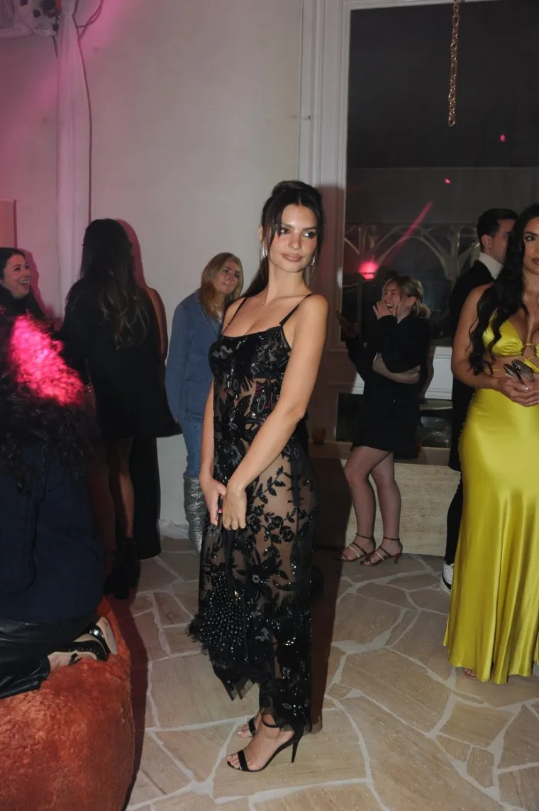 Sve su oči samo u Emily Ratajkowski gledale: Pojavila se u prozirnoj haljini koja skoro ništa nije sakrila
