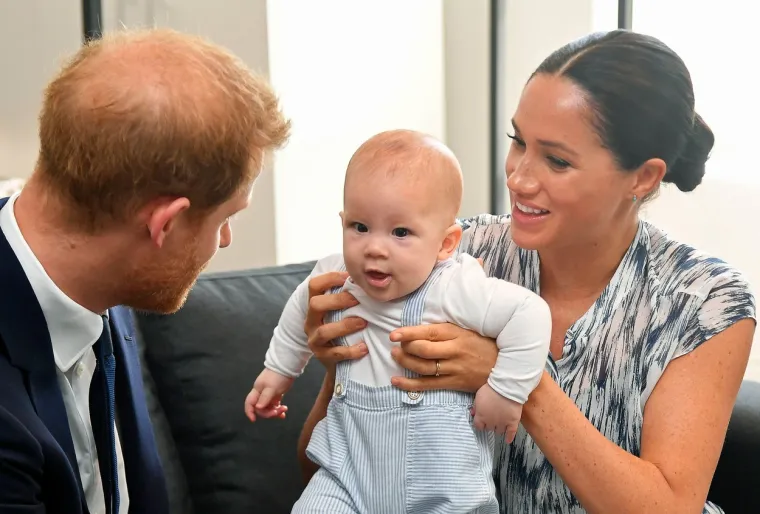 Kraljica i princ Philip nisu mogli prisustvovati događaju zbog prethodnog angažmana. Također su propustili krštenje princa Louisa početkom godine, ali su prisustvovali proslavi Georgea i Charlotte. Vjeruje se da je mala grupa gostiju sjela za ručak nakon kratke službe.
