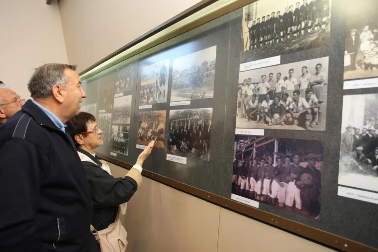 12.04.2012., Split - U Fotoklubu u Marmontovoj otvorena izlozba fotografija u povodu obiljezavanja stotog rodjendana RNK Split.
Izlozbu je otvorio najstariji igrac Tonci Baranic. Stanko Poklepovic sa suprugom.
Photo: Ivo Cagalj/PIXSELL