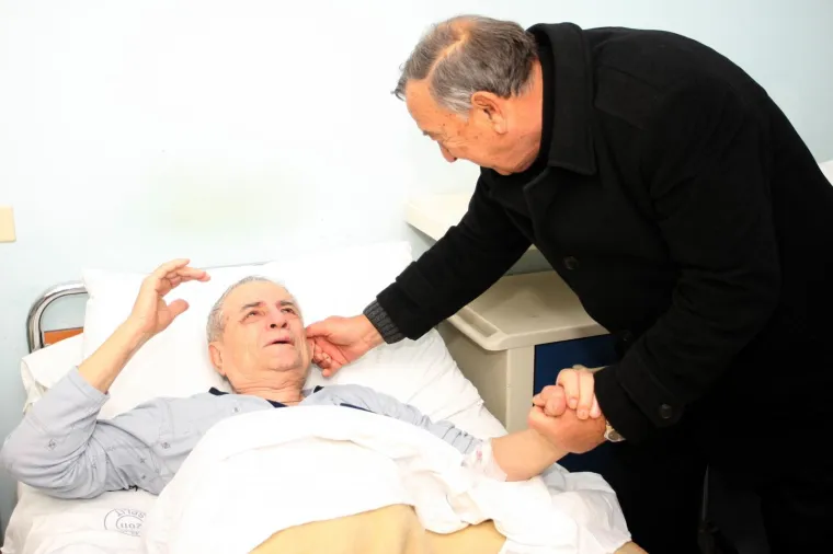 13.02.2013., Split - Povodom 102. rodjendana Hajdukovci posjetili u bolnici na Firulama Vladimira Bearu. Njima se u bolnici pridruzio i Stanko Poklepovic. 
Photo: Ivo Cagalj/PIXSELL