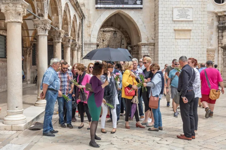 Performas usred Dubrovnika: 'Izlozi grada su oči Straduna. Naši gosti se zgražaju'