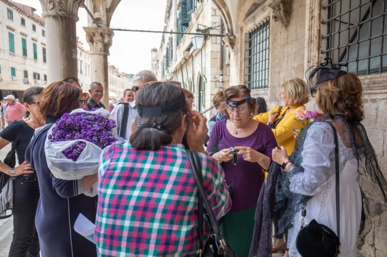 Performas usred Dubrovnika: 'Izlozi grada su oči Straduna. Naši gosti se zgražaju'
