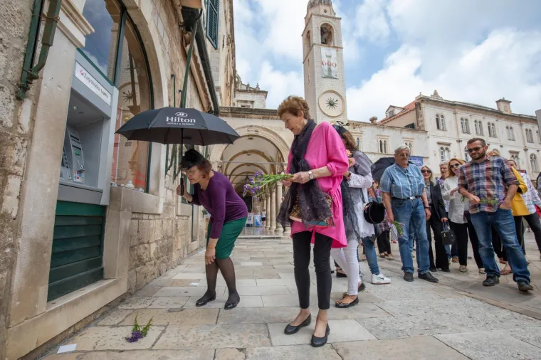 Performas usred Dubrovnika: 'Izlozi grada su oči Straduna. Naši gosti se zgražaju'