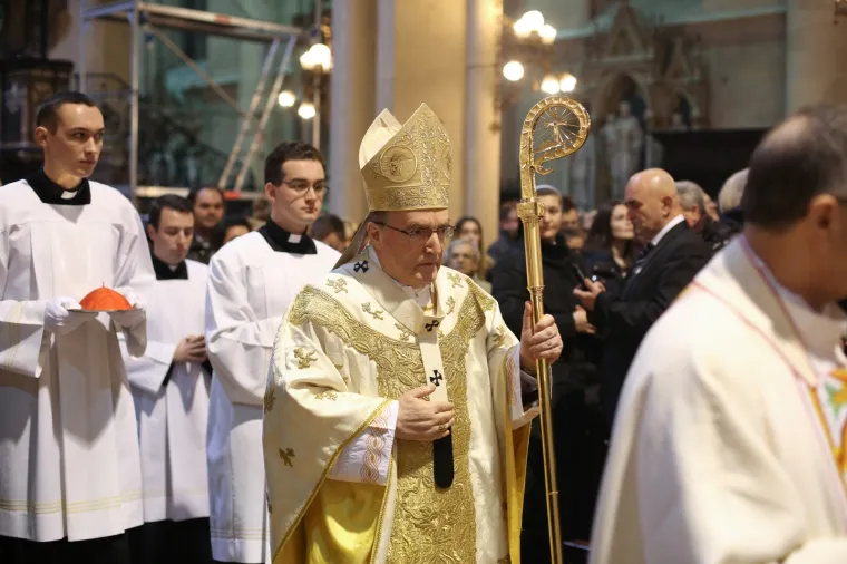 Bozanić predvodio misu polnoćku, stigao i Bandić