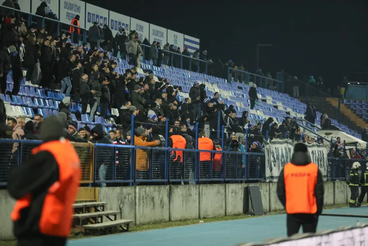 NAVIJAČKA GALERIJA Torcida navijala tijekom minute šutnje, a Armada se oprostila od Ćire