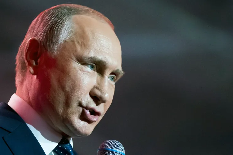 Kanal je ponovio raniju tvrdnju da &quot;depresivni&quot; Putin povjerava zemlju tvrdokornom Nikolaju Patruševu (70), tajniku moćnog Vijeća sigurnosti, dok je on nesposoban. On je bivši protuobavještajni časnik KGB-a koji je nekoć bio na čelu FSB-a, smatran je ključnim arhitektom ukrajinske ratne strategije i čovjekom koji je uvjerio Putina da je Kijev preplavljen neonacistima. On će “paziti na državu za vrijeme nesposobnosti predsjednika. Ova odluka je unaprijed dogovorena, toga su svjesne sve ključne osobe u predsjedničkom krugu”, navodi kanal.