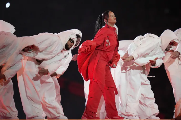 Trudna Rihanna u crvenom od glave do pete i uz desetke plesača dignula Super Bowl na noge!