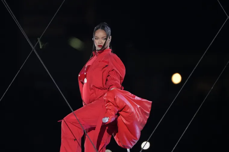 Trudna Rihanna u crvenom od glave do pete i uz desetke plesača dignula Super Bowl na noge!