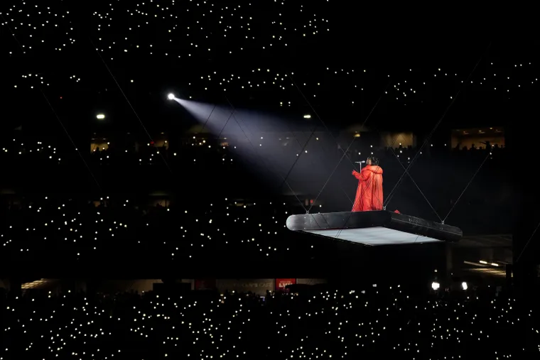 Trudna Rihanna u crvenom od glave do pete i uz desetke plesača dignula Super Bowl na noge!