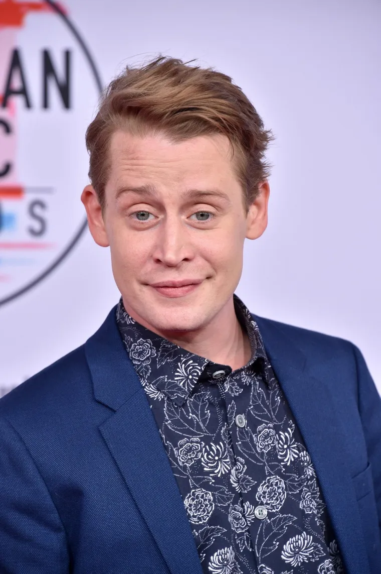 Macaulay Culkin se suočio i s osobnim problemima, uključujući ovisnost o drogama i alkoholu. Tijekom 2000-ih godina, mediji su izvještavali o njegovim problemima s ovisnošću. Unatoč tim izazovima, Culkin je uspio preokrenuti svoj život. U intervjuima je priznao eksperimentiranje s drogama, ali je istaknuo da je to bio bolan put samospoznaje.