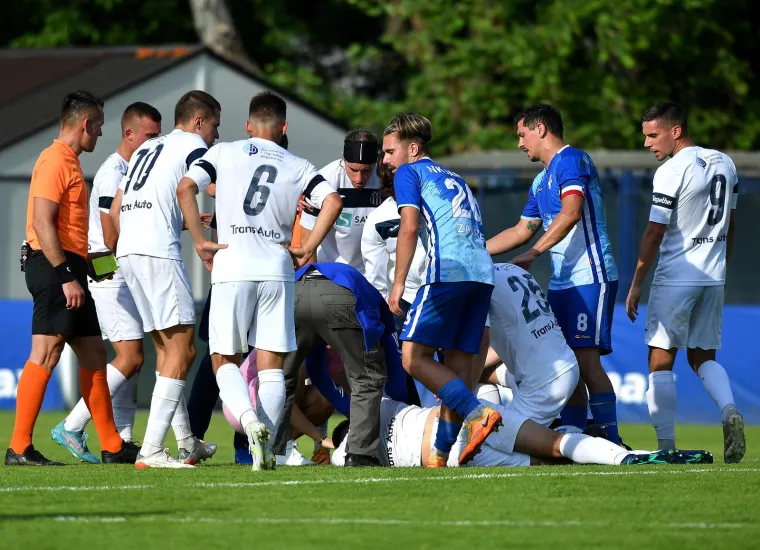 Zgodna djevojka utrčala na zagrebački stadion kad je uočila da joj se dečko srušio na terenu; Na kraju ju je i sudac tješio