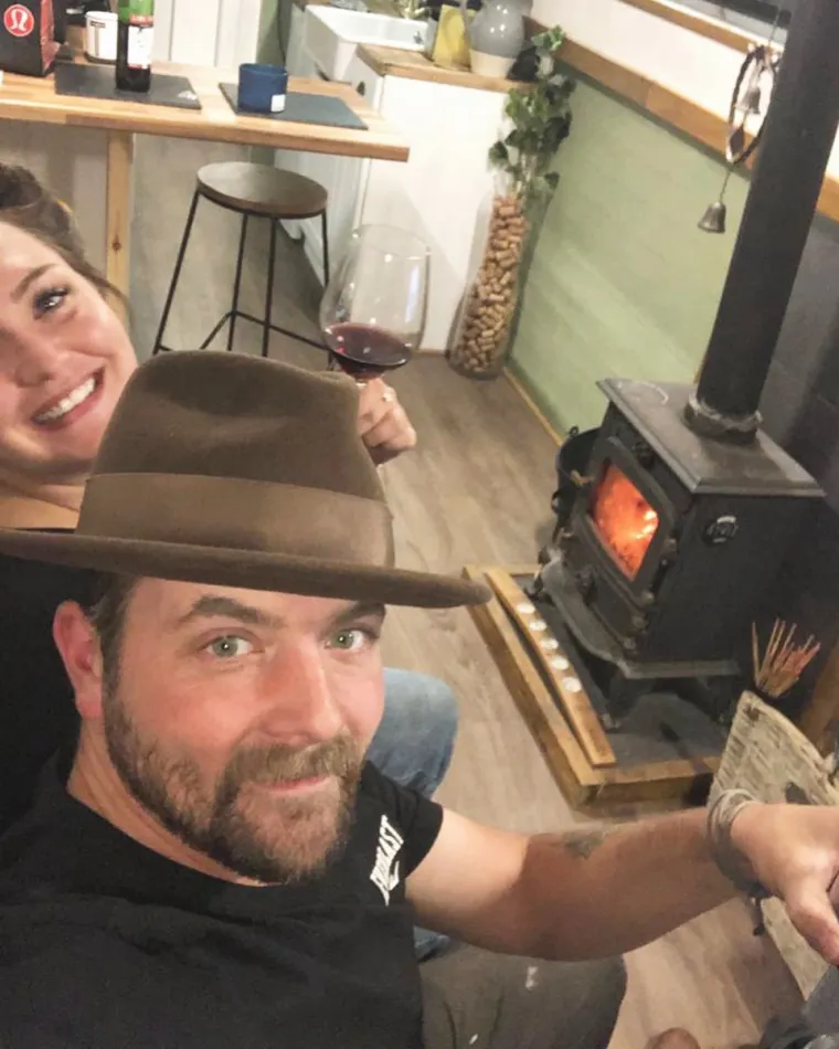 Tash i Lee dugo su živjeli kao podstanari, a onda im je prekipjelo - zašto bi plaćali sumanute svote svakoga mjeseca za nešto što uopće nije njihovo?! Odlučili su radije uložiti u svoj stari brod i prenamijeniti ga za život.
