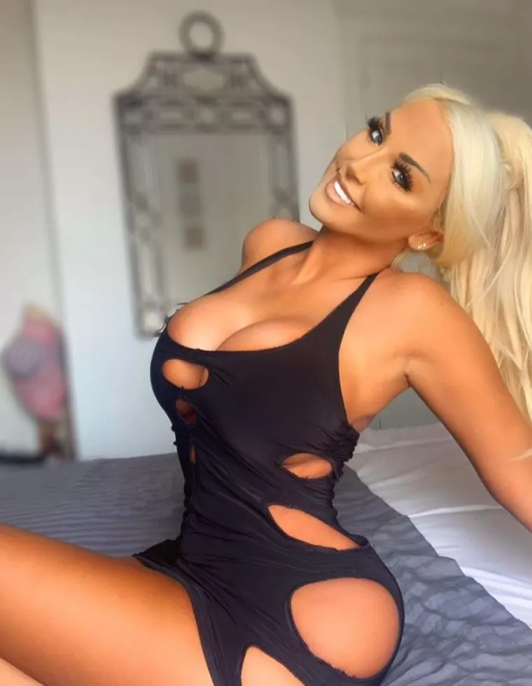 Holly je prošli mjesec kada je nosila seksi kupaće kostime dospjela na naslovnice. Bujna plavuša je i ambasadorica modnog brenda FashionNova.

