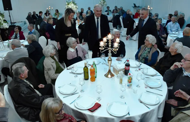 U Požegi za Valentinovo zaplesali parovi koji su 50 godina u braku