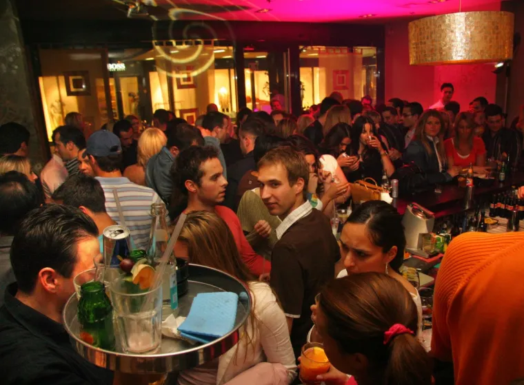 Elitni bar Khala 2006. godine slavio je svoj treći rođenjdan u društvu mnogih osoba iz javnog života.