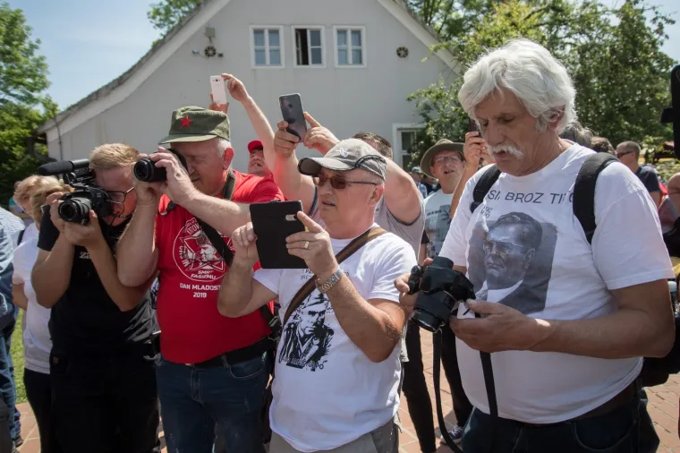 'Tito' i tisuće 'partizana' slave u Kumrovcu: Pjevaju se partizanske pjesme, vijore zastave Jugoslavije