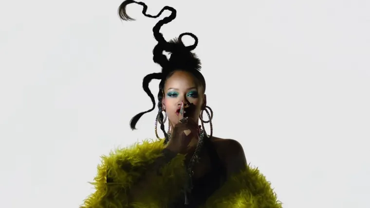 Unatoč izazovima majčinstva, Rihanna je inzistirala na tome da je ono samo zbližilo nju i njezinog partnera Rockyja jer je rekla da su najbolji prijatelji s bebom, prenosi Daily Mail. &apos;&apos;Sve se mijenja kad dobijete dijete, ali ne bih rekla da je to išta učinilo osim što nas je učinilo bližima&apos;&apos;, dodala je. 