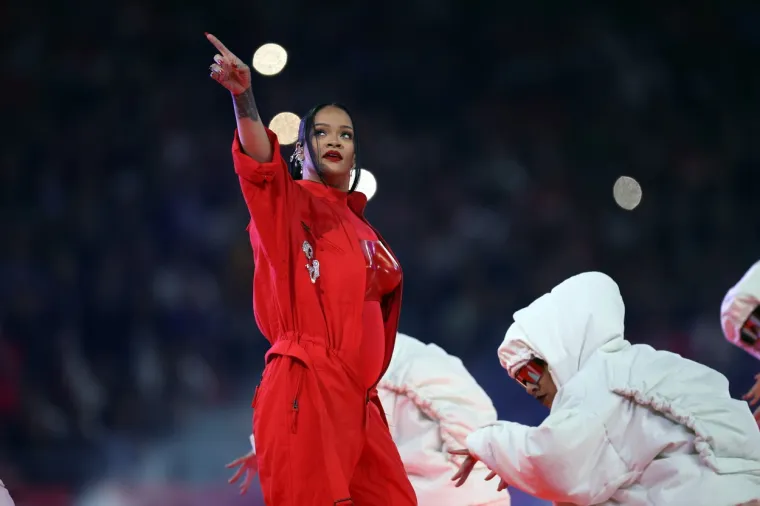 Inače, Rihanna je prije samo devet mjeseci rodila sinčića, a spektakularnim nastupom od skoro 15 minuta zabavljala je publiku i cijeli svijet koji je budno pratio njen mali koncert na poluvremenu.