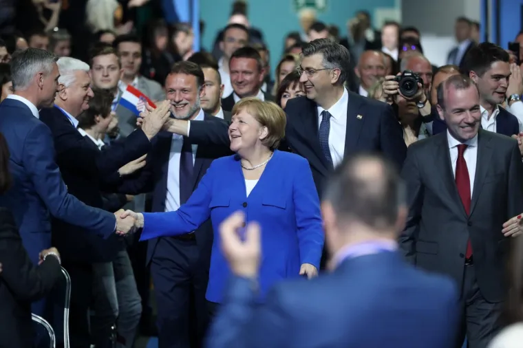 Plenković 'urlao' o snazi HDZ-a, Merkel: 'Živjela sam u diktaturi i nisam mogla doći u Jugoslaviju'