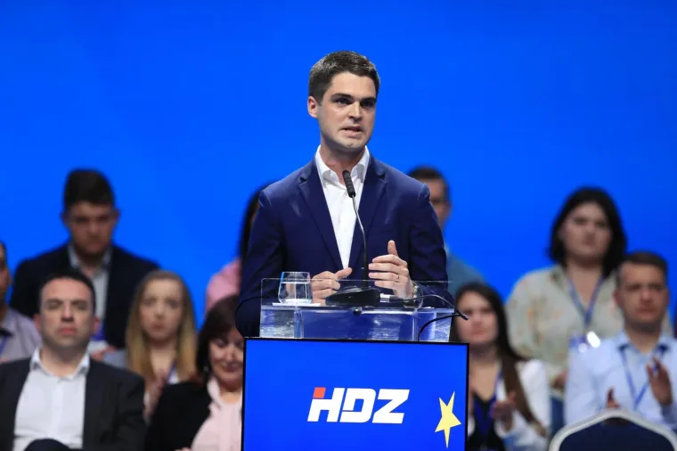 Plenković 'urlao' o snazi HDZ-a, Merkel: 'Živjela sam u diktaturi i nisam mogla doći u Jugoslaviju'