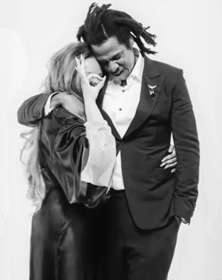 Tko su poznati članovi: Osim američkog predsjednika, Beyonce i Jay-Z često se prikazuju kao gospodari Novog svjetskog poretka. Oboje su negirali tvrdnje. Beyonceina ogromna slava i popularnost dugo su je učinile omiljenom metom teoretičara zavjere. Iluminatski &quot;stručnjaci&quot; uhvatili su se za njezin nastup u poluvremenu na Super Bowlu 2013. kao primjer njezine koreografije &quot;obožavanja vraga&quot;, čak su optužili njezin alter ego na pozornici Sashu Fierce da je &quot;demonski entitet&quot;. Jay Z je također optužen za skrivanje tajnih simbola poput slika koza i vražjih rogova u svojim glazbenim spotovima. Logo njegove vlastite glazbene kuće, Roc-A-Fella Records, je piramida – jedan od najpoznatijih logotipa Iluminata. Čini se da neki glazbenici uživaju u namjernom korištenju simbola povezanih s tajnim društvima. Na primjer, Rihanna je često uključivala slike Iluminata u svoje glazbene spotove pa se čak i šalila na račun teorija u spotu za S&amp;M, koji je sadržavao lažne novine s naslovom koji je proglašava &quot;Princezom Iluminata&quot;.