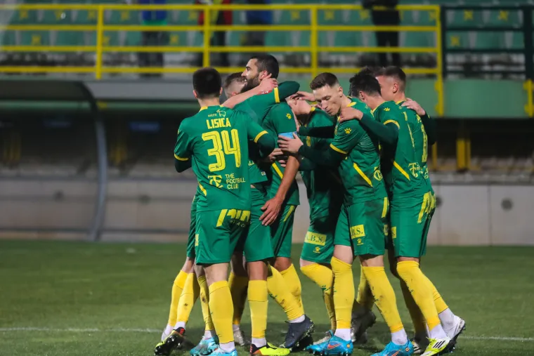 Slična situacija je bila i kod Istre kao i kod Varaždina sve do posljednjeg dana prijelaznog roka. Pet do ponoć, Mauro Perković otišao je u Dinamo za 2 milijuna eura. Kupovina nije bilo, a kadar Istre ostao je jeftiniji za 2.5 milijuna eura. 