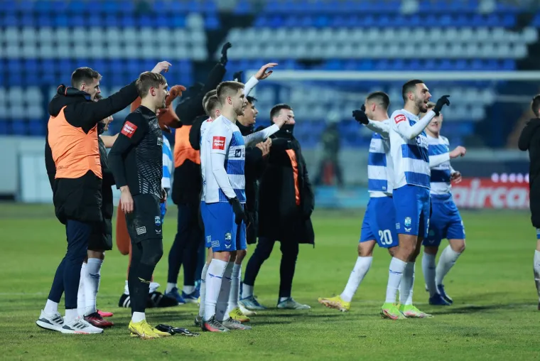 Najveći gubitnik u pogledu kvalitete i vrijednosti kadra je Osijek. Pod zabranom ulaznih transfera od strane FIFA-e Osječani su rasprodali kralježnicu momčadi i to ispod cijene. Zaradili su na Gradskom vrtu prodajom Belje, Ivušića, Kleinheislera i Lončara 5.9 milijuna eura no prema Transfermarktu vrijednost kadra je pala za čak 17.25 milijuna eura. 