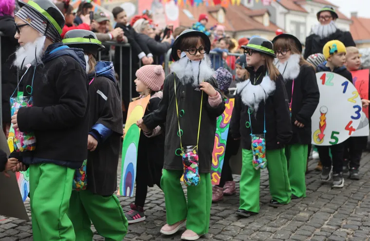 Pogledajte fašnički spektakl na ulicama Samobora: Cijeli grad maskiran, oduševljena lica djece u povorci