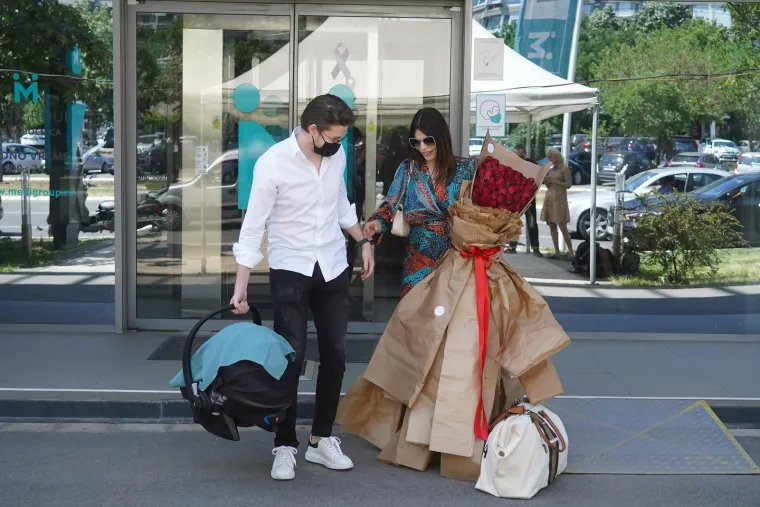 Glamurozan izlazak manekenke Dejane Živković iz rodilišta začudio prolaznike, pogledajte kako ju je suprug dočekao