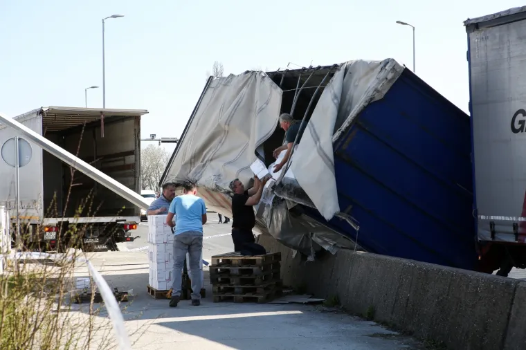 PROMETNA NESREĆA U BUZINU: Prevrnuo se kamion s prikolicom