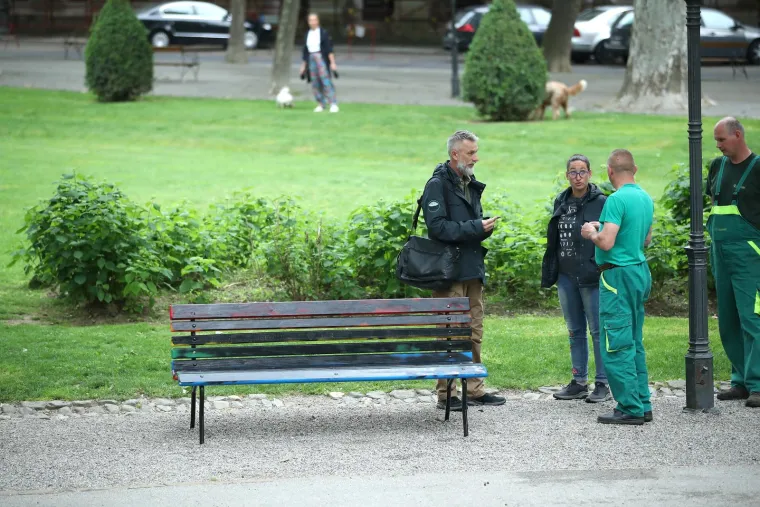 Tomašević postavio klupicu u duginim bojama kao znak tolerancije: Nepoznati vandal odlučio ju je obojiti u crno, ali je uhvaćen
