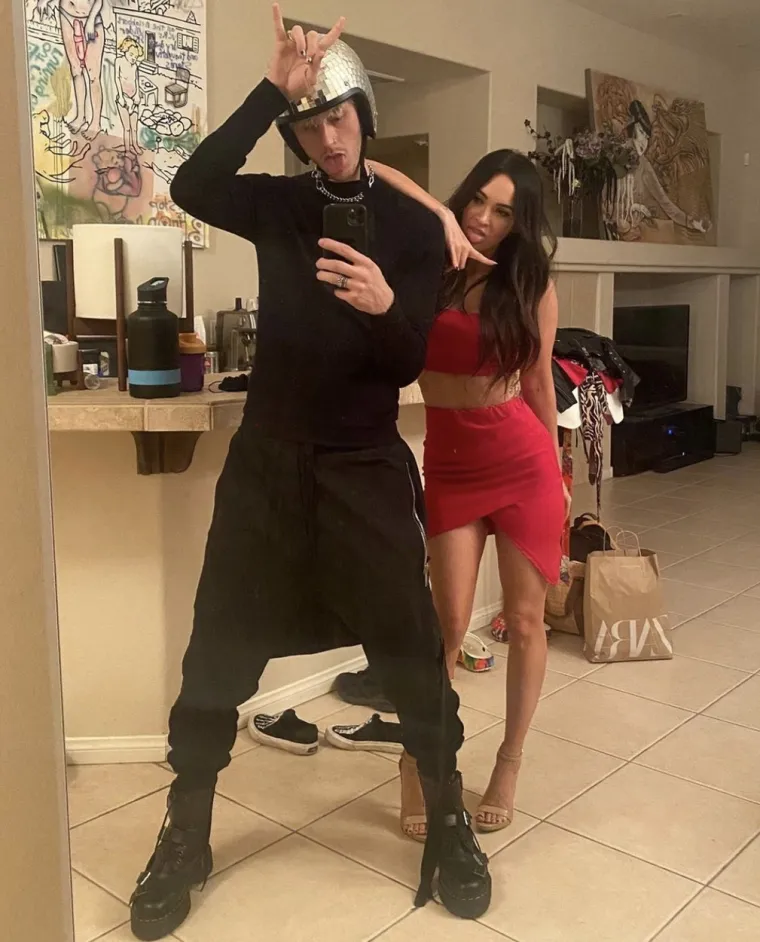 Što se točno dogodilo nikome nije jasno, jer par je posljednji put viđen zajedno samo nekoliko sati prije njezine šokantne objave i to na Drakeovoj Super Bowl zabavi u Scottsdaleu. Njezini pratitelji su u komentarima izrazili zbunjenost, a primijetili su i da je počela pratiti Eminema, jednog od samo troje ljudi koje prati, a među kojima su glazbenik Harry Styles i glumac Timothe Chalamet. 