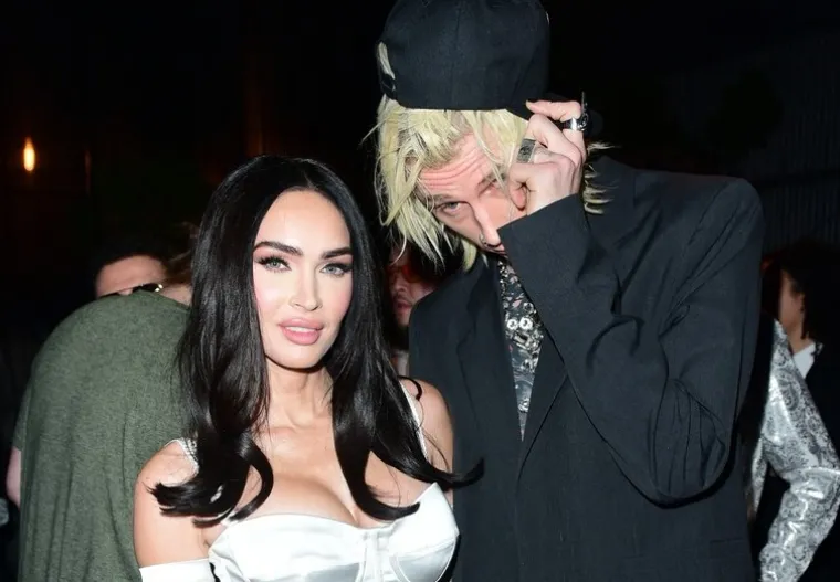 Na 65. dodjeli nagrada Grammy Machine Gun Kelly dobio je svoju prvu nominaciju za tu nagradu, za najbolji rock album za svoj šesti studijski uradak &apos;Mainstream Sellout&apos;. Naime, Megan je očito za tu priliku odlučila skinuti gips te je zračila seksepilom u pripijenim haljinicama...