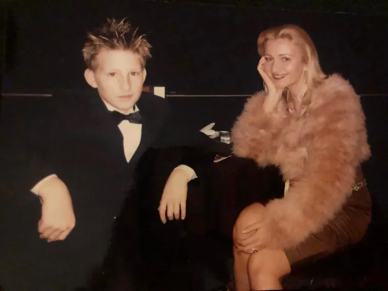 Snježana je jednom prilikom na Instagramu ispričala kakav odnos ima sa svojim sinom koji je pravi mamin zaštitnik. &quot;Ja sam imala 22 godine, on se rodio, ja sam imala 44 godine, a on 22 kada je zaštitnički ušao u klub, dok sam ja plesala sa svojom ekipom u koreografiji mojih gayeva, i stao kao Kevin Costner pored mene u slavnom &apos;Bodyguardu&apos;. Hladan kao viski s ledom i rekao &apos;Mama kasno je, na štiklama si, bole te noge, nećeš naći taksi poslije, ja sam parkirao ispred ulaza, idemo doma!&quot;, ispričala je Snježana.