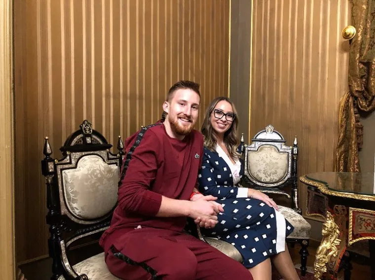 Naime, Dino je navodno jako dobar skiper i sales manager, a veliki je ljubitelj mora koji obožava sve vezano za brzinu i brodove, u svom je poslu i više nego odličan - često govori o Dinu njegova mama Snježana. Zanimljivo je i to da dok je radio na Biograd Boat Showu 2019., družio se i s tadašnjom predsjednicom Kolindom Grabar Kitarović. Osim toga, Dino se na društvenim mrežama često voli pohvaliti i svojom zaručnicom Tijom Milovac.
