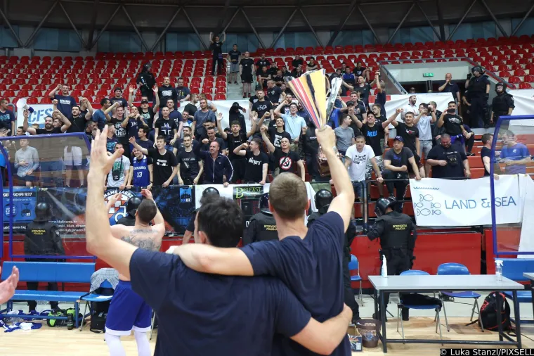 Osnovani su prije dvije godine, a već su u najjačoj ligi. Pogledajte ludo slavlje košarkaša Dinama nakon plasmana u Premier ligu